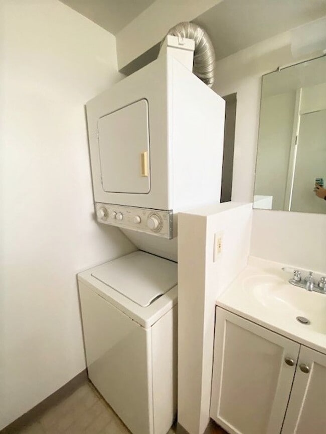Building Photo - Studio unit at Century Park Plaza