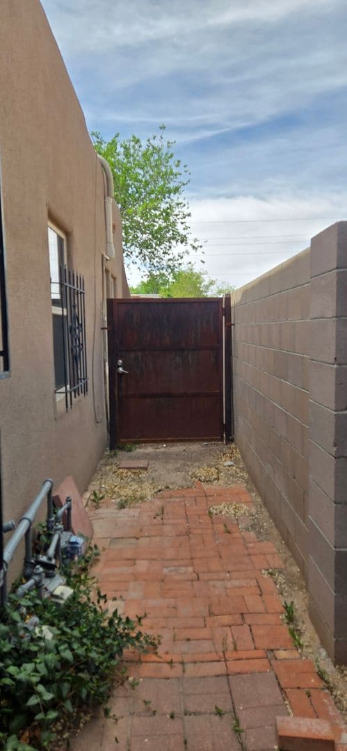 Building Photo - Downtown 2 bedroom apartment in triplex