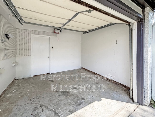 Building Photo - 5 Oak Hollow Ct