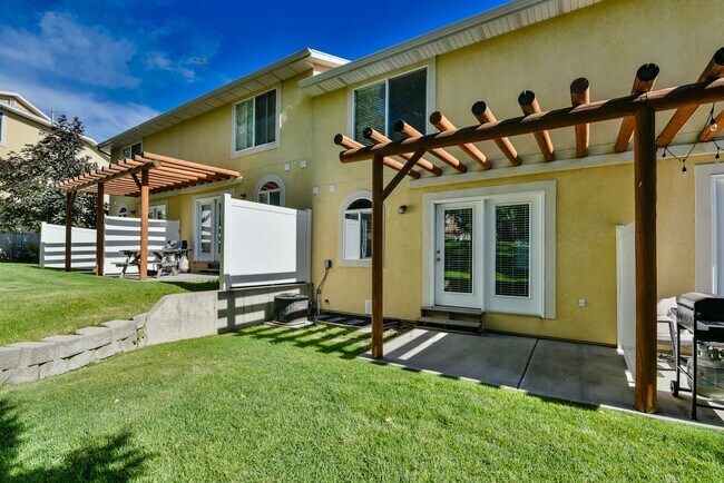 Building Photo - Beautiful Townhome in Great Location!
