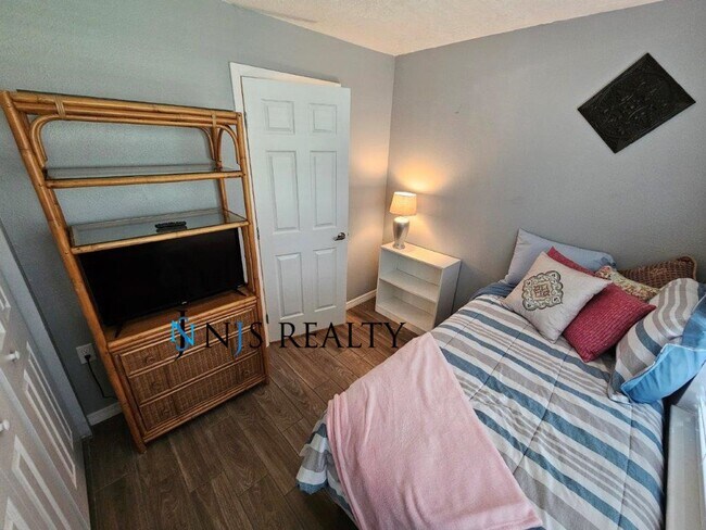 Building Photo - BEAUTIFUL 3/2/2 1400 Sq. Ft. with HUGE yar...