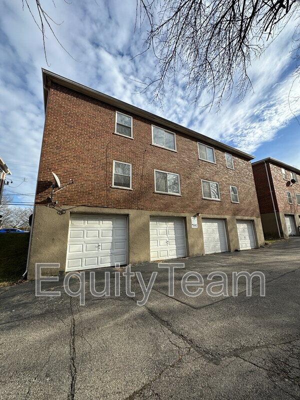 Building Photo - 5933 Oakwood Ave