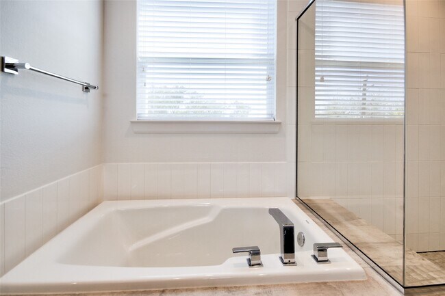 Building Photo - 1909 Maury St