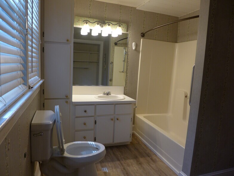 Building Photo - 1103 E Mulberry St