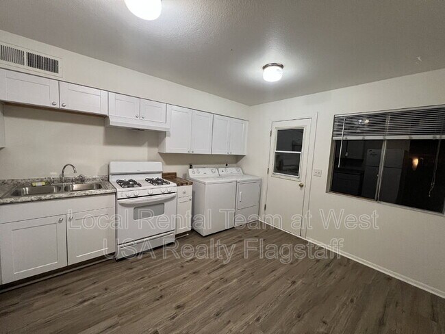 Building Photo - 2219 E Dortha Ave