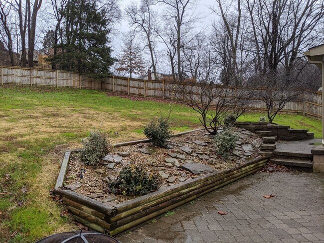 Building Photo - Great school district, three bedroom two b...