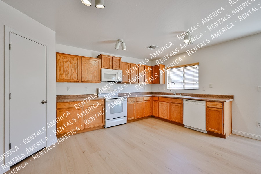 Building Photo - 11627 W Cheryl Dr