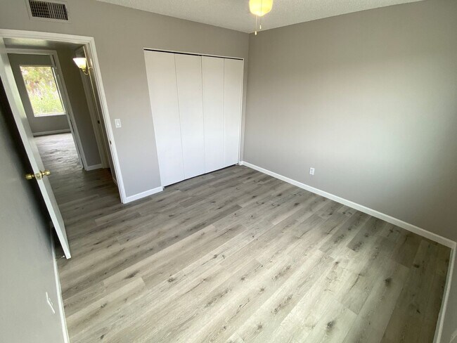 Building Photo - 3 Bedroom 2.5 Townhouse with Brand New Kit...