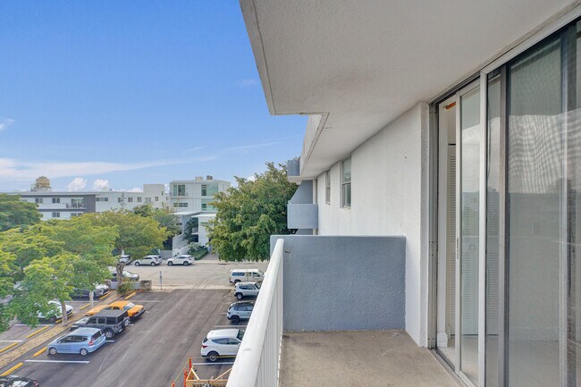 Building Photo - 1801 S Treasure Dr