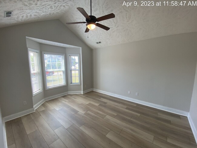 Building Photo - 2126 Queen Elizabeth Ln