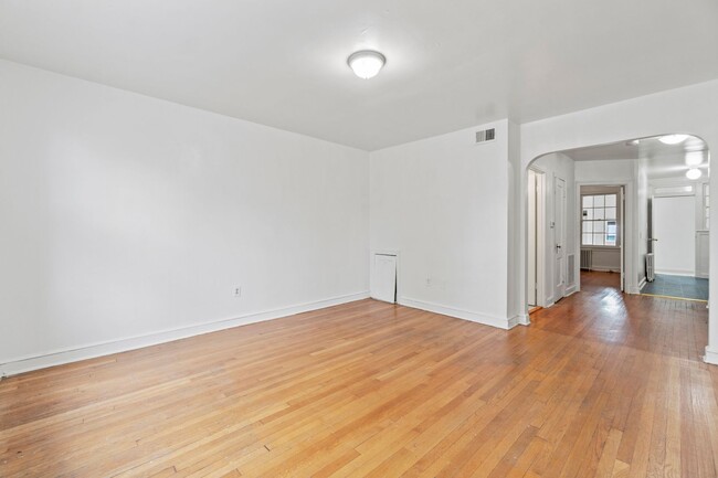 Building Photo - Charming 2 Bedroom Apartment in the Beauti...