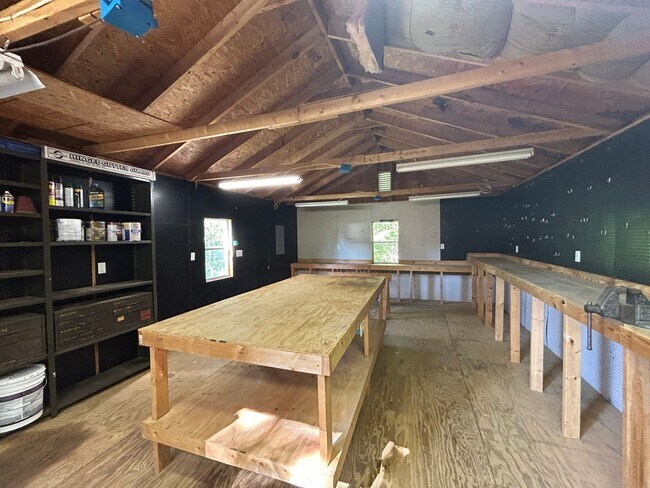 Building Photo - **ASK HOW YOU CAN MOVE IN WITH NO SECURITY DEPOSIT**8546 East Union Hill Rd: Ranch Home with 16x2...