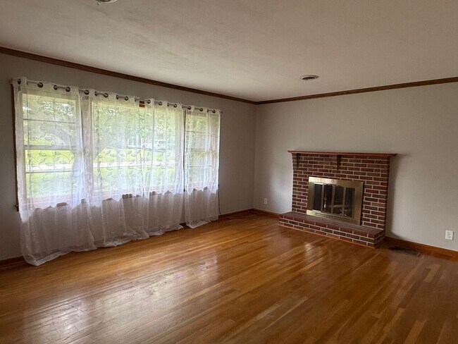 Building Photo - Beautiful 3 bedroom- North Johnson City