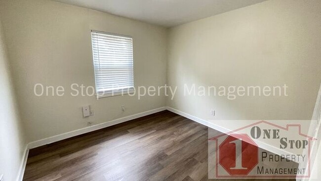 Building Photo - 2-Bedroom, 1-Bathroom duplex in Lees Summit