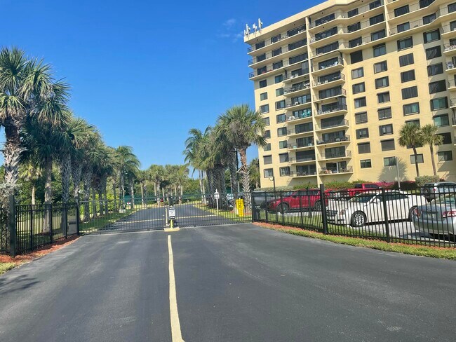 Building Photo - 801 S Ocean Dr