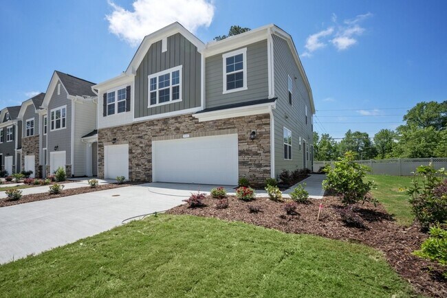 End Unit Townhome | Open floor plan | 2 C... - End Unit  Townhome | Open floor plan | 2 C...