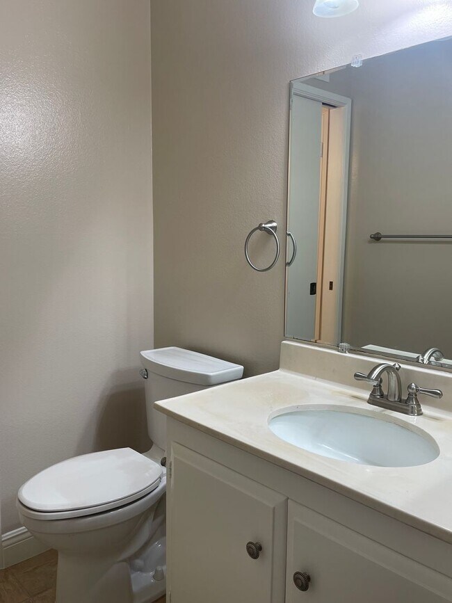 Building Photo - Beautiful Condo in Private Community