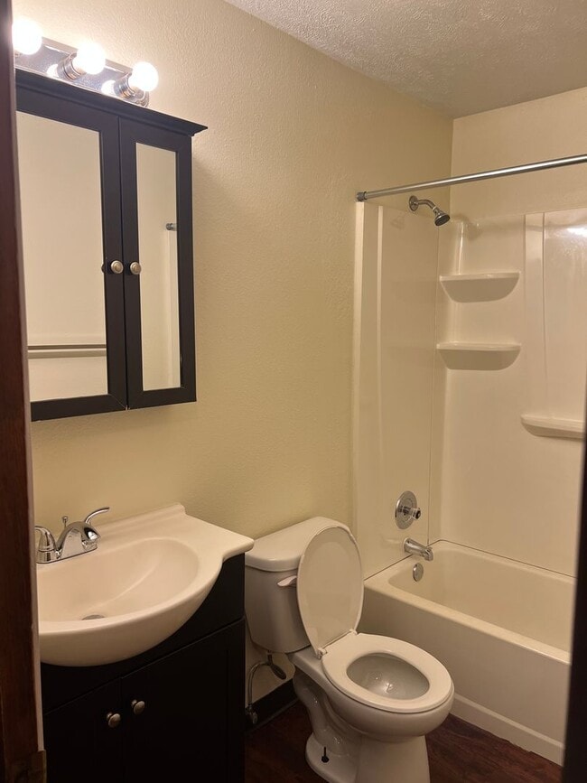 Building Photo - 3679 Oakview Dr