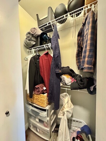 Building Photo - 2407 W Eastwood Ave