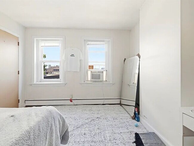 Building Photo - "Charming 1-Bedroom Apartment in Vibrant South Boston – Your Perfect Urban Retreat!"