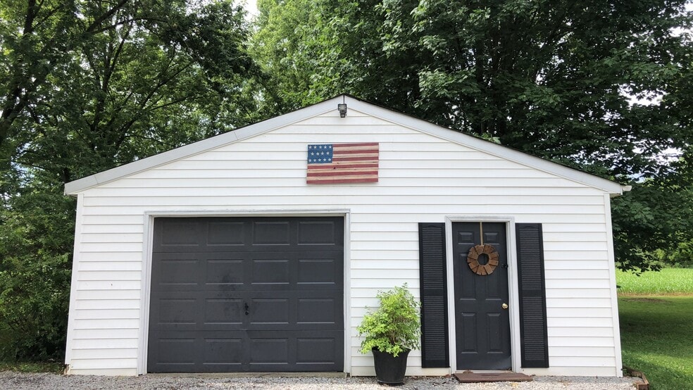 Detached shop - 4422 Meadowland Dr