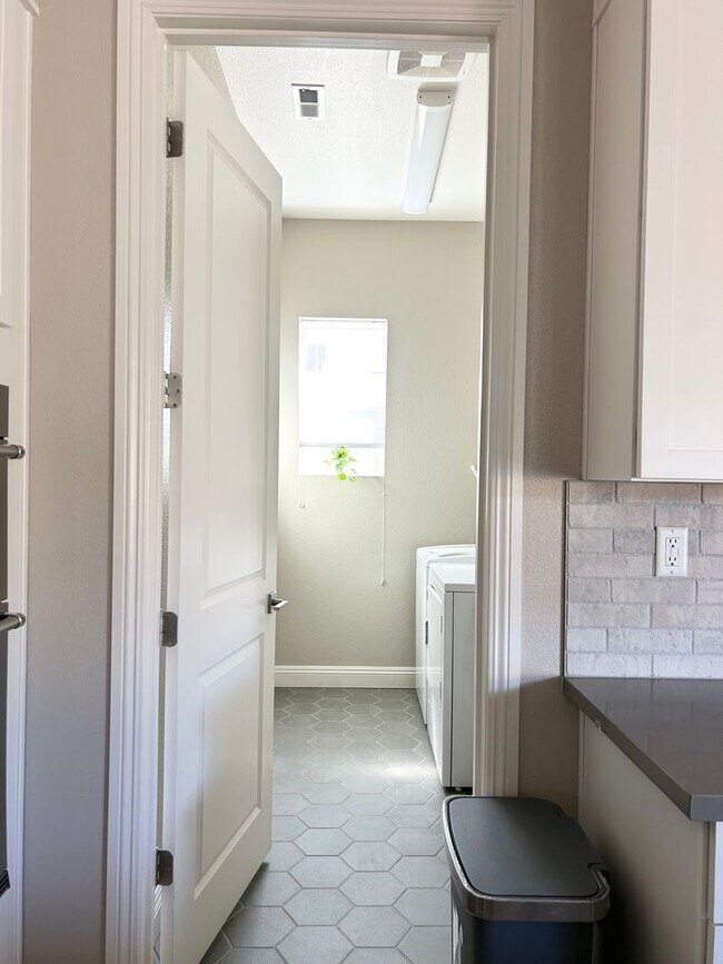 Building Photo - Luxury 55+ Executive Home- Fully Furnished