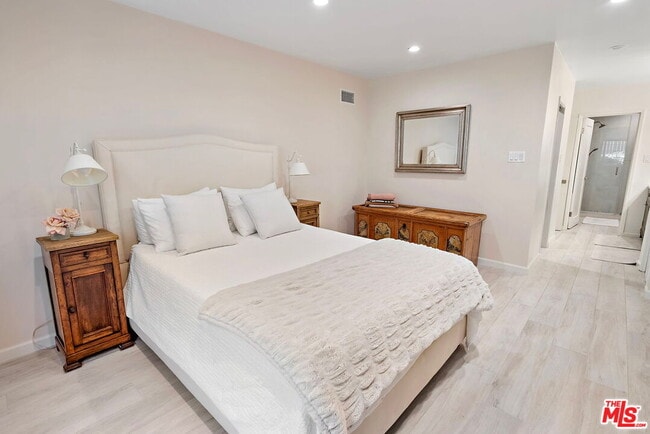 Building Photo - 838 S Barrington Ave