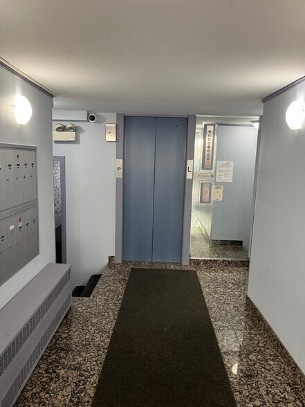 Building Photo - 525 W Aldine Ave