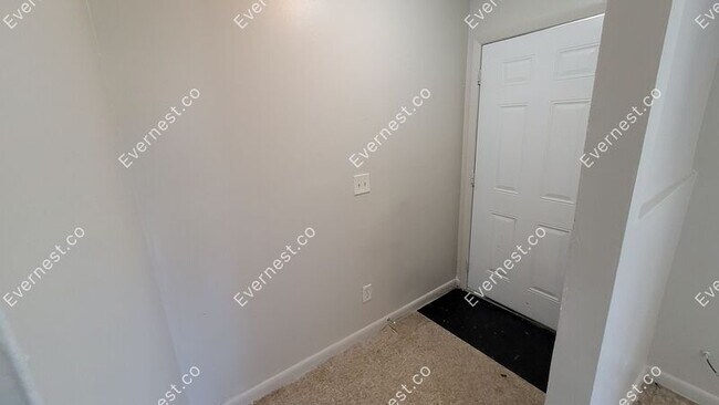 Building Photo - 3058 St Paul Dr