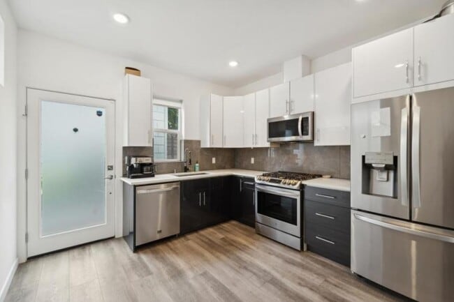 Building Photo - 2 bedroom in Seattle WA 98107