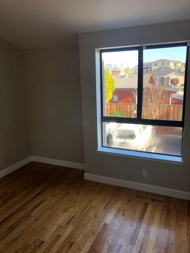 Building Photo - 2Br/2Ba - 1 Car Garage Townhouse in the He...