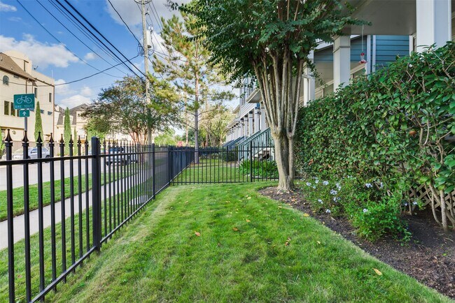 Building Photo - 1504 W 23rd St