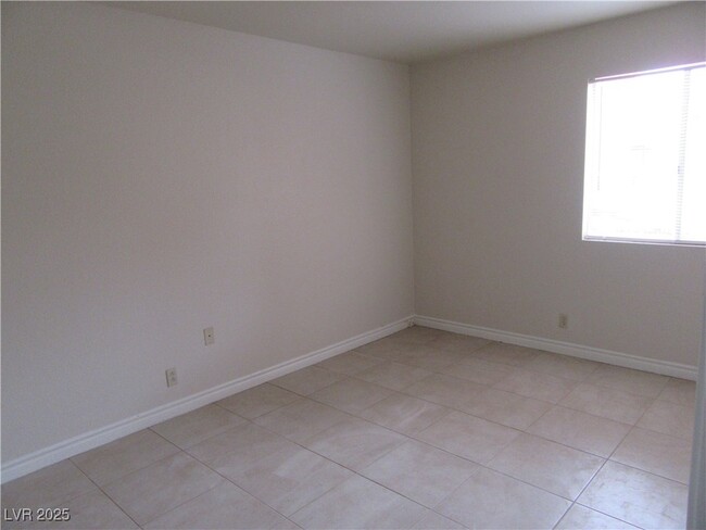 Building Photo - 4954 River Glen Dr