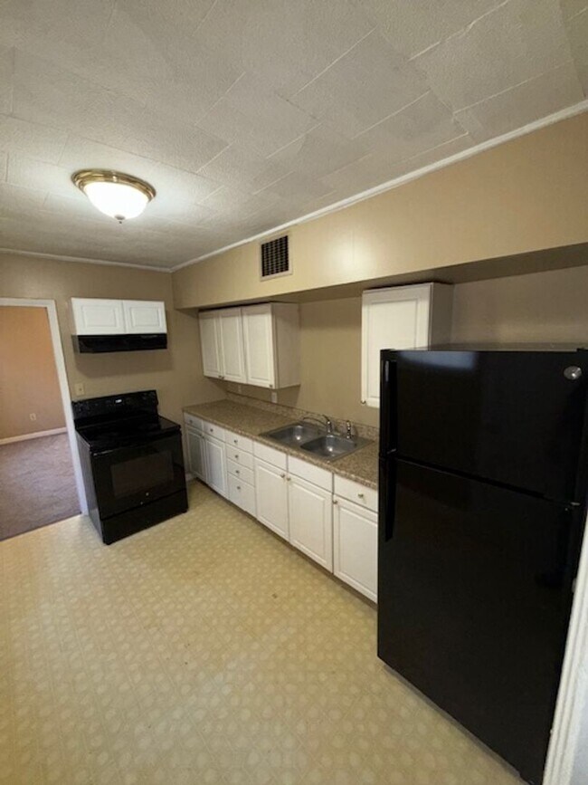 Building Photo - 2556 Sweetser Ave