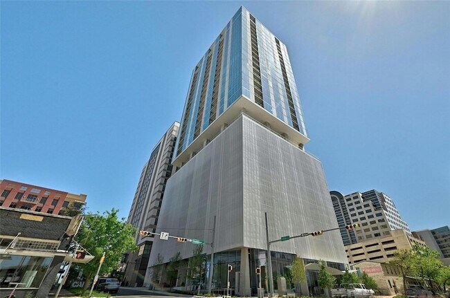 Building Photo - 313 W 17th St