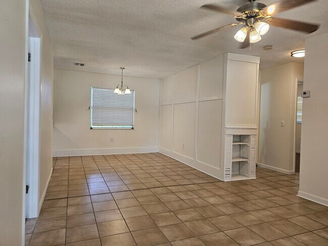 Building Photo - Cozy 3 Bedroom 2 bathroom Home in Prime Or...