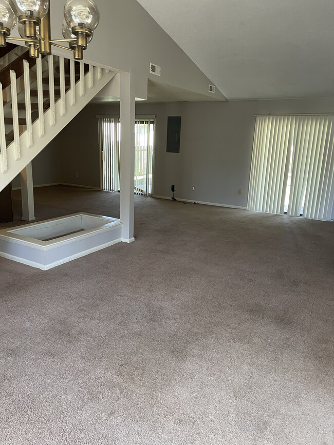 Building Photo - Rent Now! 2 Bed / 2.5 Bath - $1,550/Mo