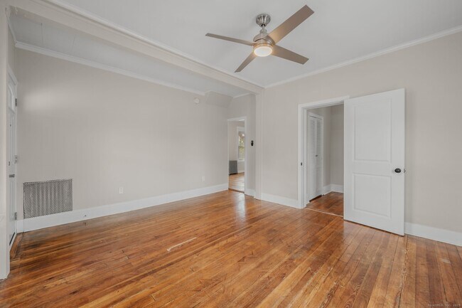 Building Photo - 245 Willetts Ave