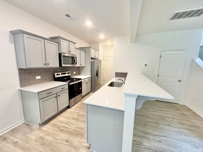 Building Photo - Three bedroom 2 1/2 bath townhome with att...