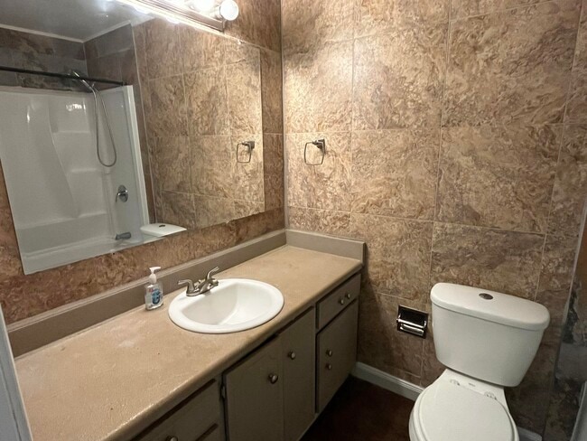 Building Photo - 706 Cottonwood Ct