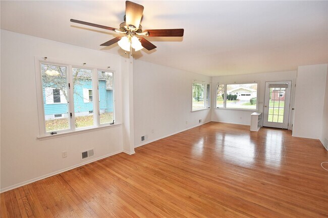 Building Photo - 300 Howland Ave