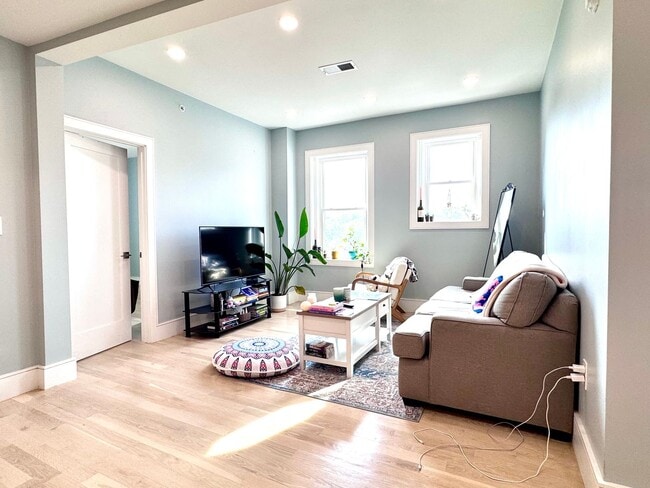 Building Photo - BROOKLINE 4 BED/2 BATH WITH CENTRAL AIR & IN-UNIT LAUNDRY!