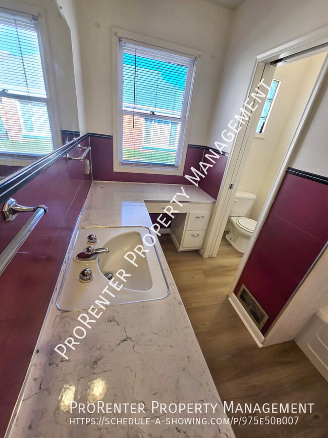 Building Photo - 2338 Van Buren Ave