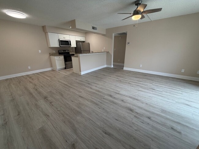 Building Photo - 5315 Summerlin Rd