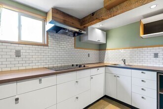 Building Photo - 1617 NE Couch St