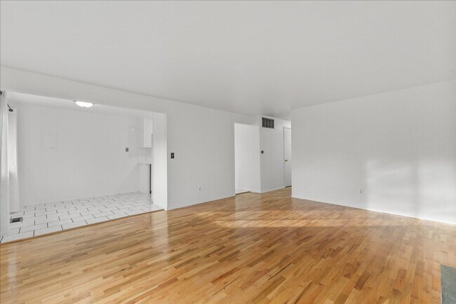 Building Photo - Bright and Updated Beacon Hill Rambler