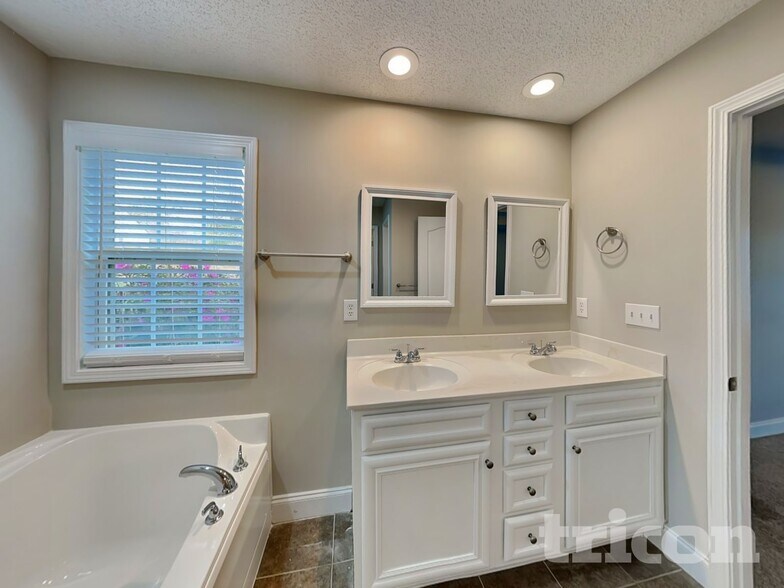 Building Photo - 621 Savannah Dr