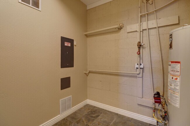 Building Photo - Incredible Home with Lake Views!