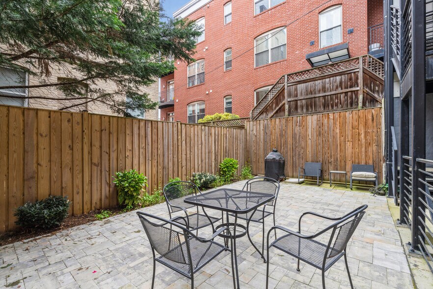 Common courtyard - 1795 Lanier Pl NW