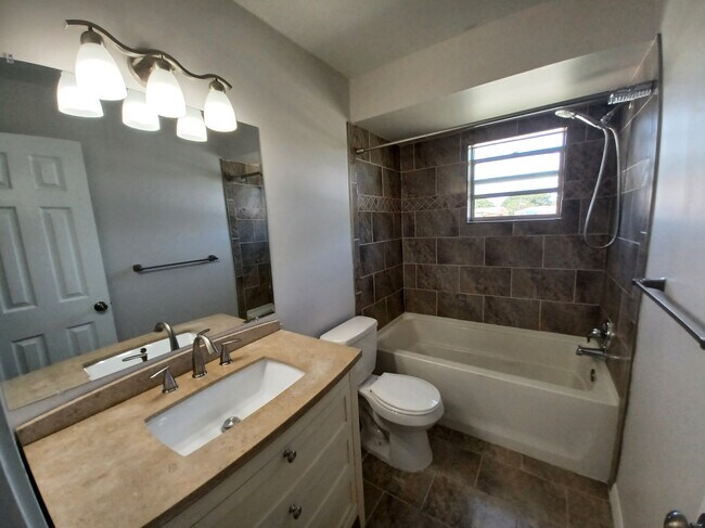 Building Photo - 1503 Spring Dr